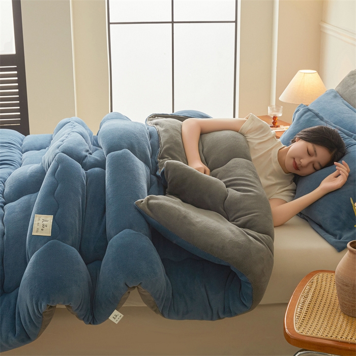 91家纺网 家纺一手货源 找家纺 吉祥家纺 2025新款牛奶绒冬被系列被子被芯 莫兰迪蓝灰