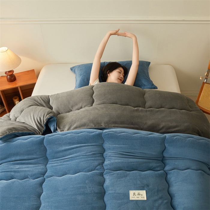 91家纺网 家纺一手货源 找家纺 吉祥家纺 2025新款牛奶绒冬被系列被子被芯 莫兰迪蓝灰