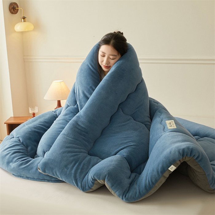 91家纺网 家纺一手货源 找家纺 吉祥家纺 2025新款牛奶绒冬被系列被子被芯 莫兰迪蓝灰