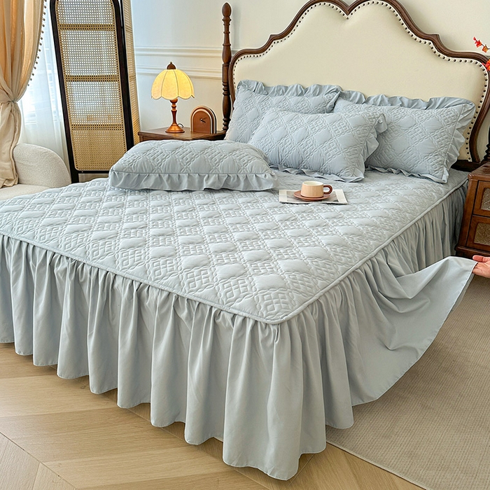 91家纺网 家纺一手货源 找家纺 鼎丰家纺 2025新款纯色夹棉床裙-格影 格影-浅灰