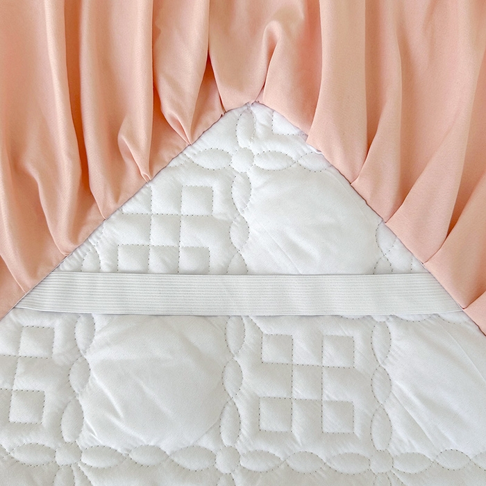 91家纺网 家纺一手货源 找家纺 鼎丰家纺 2025新款纯色夹棉床裙-格影 格影-橘粉