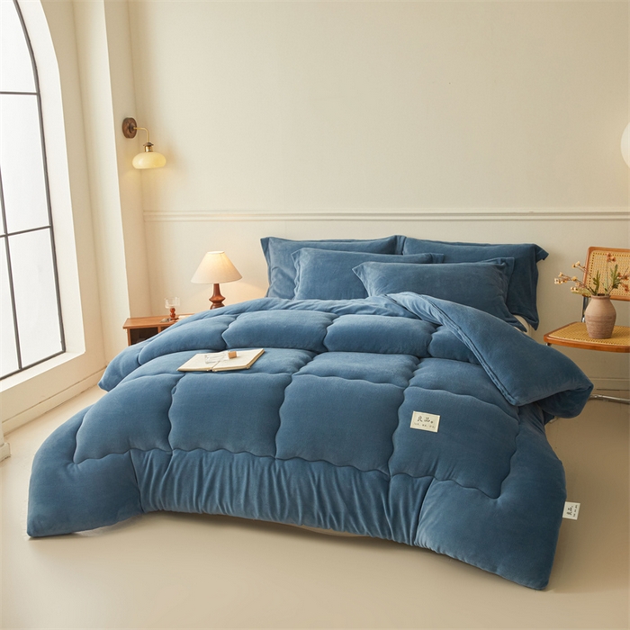 91家纺网 家纺一手货源 找家纺 吉祥家纺 2025新款牛奶绒冬被系列被子被芯 优雅蓝