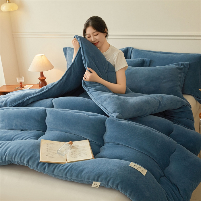 91家纺网 家纺一手货源 找家纺 吉祥家纺 2025新款牛奶绒冬被系列被子被芯 优雅蓝