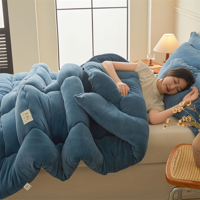 91家纺网 家纺一手货源 找家纺 吉祥家纺 2025新款牛奶绒冬被系列被子被芯 优雅蓝