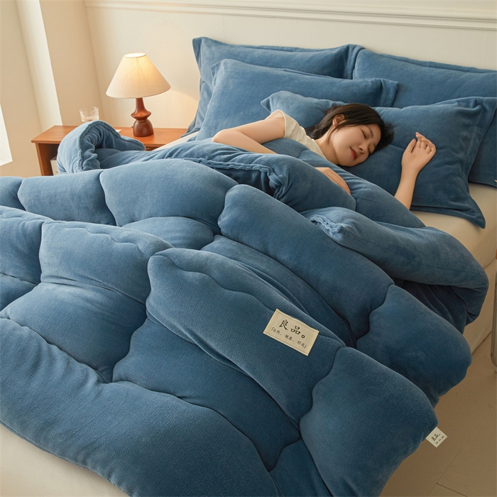 91家纺网 家纺一手货源 找家纺 吉祥家纺 2025新款牛奶绒冬被系列被子被芯 优雅蓝