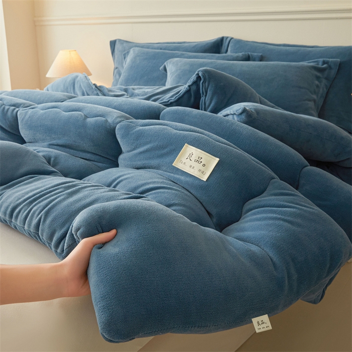 91家纺网 家纺一手货源 找家纺 吉祥家纺 2025新款牛奶绒冬被系列被子被芯 优雅蓝