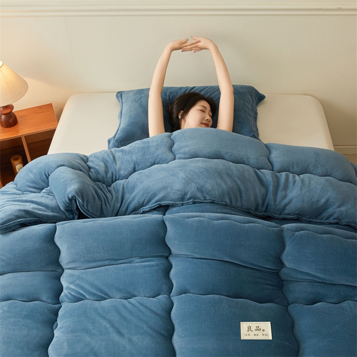 91家纺网 家纺一手货源 找家纺 吉祥家纺 2025新款牛奶绒冬被系列被子被芯 优雅蓝