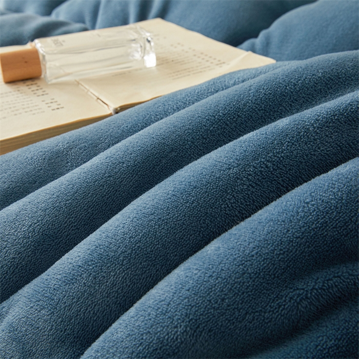 91家纺网 家纺一手货源 找家纺 吉祥家纺 2025新款牛奶绒冬被系列被子被芯 优雅蓝