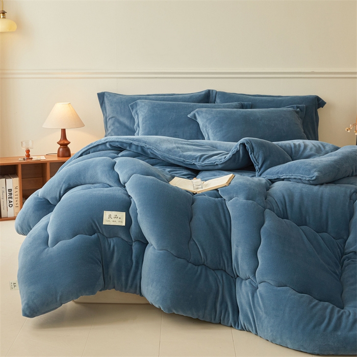 91家纺网 家纺一手货源 找家纺 吉祥家纺 2025新款牛奶绒冬被系列被子被芯 优雅蓝