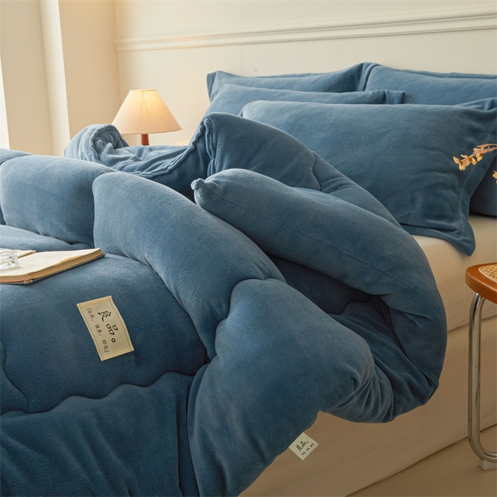 91家纺网 家纺一手货源 找家纺 吉祥家纺 2025新款牛奶绒冬被系列被子被芯 优雅蓝