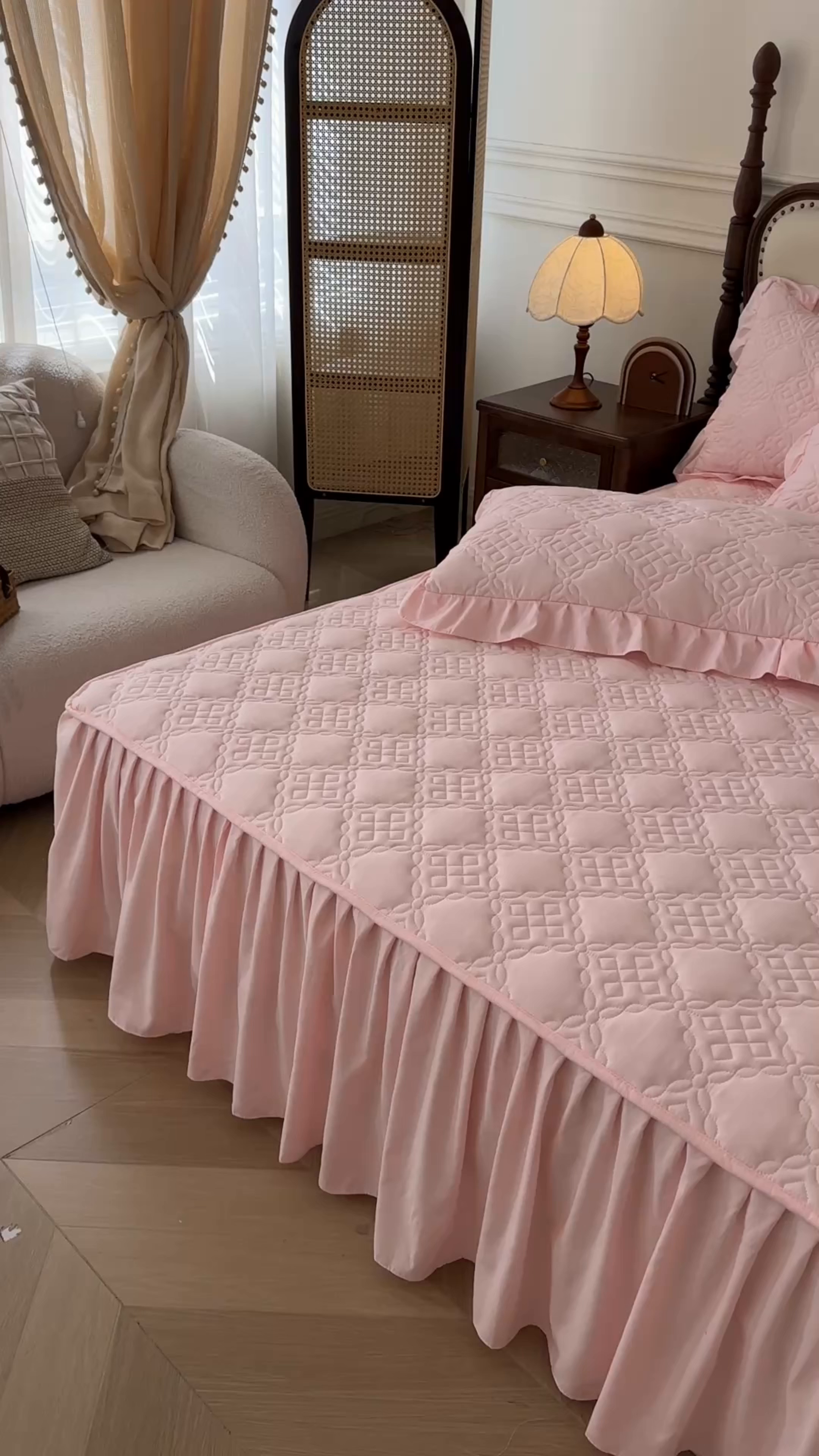 91家纺网 家纺一手货源 找家纺 鼎丰家纺 2025新款纯色夹棉床裙-格影 格影-粉