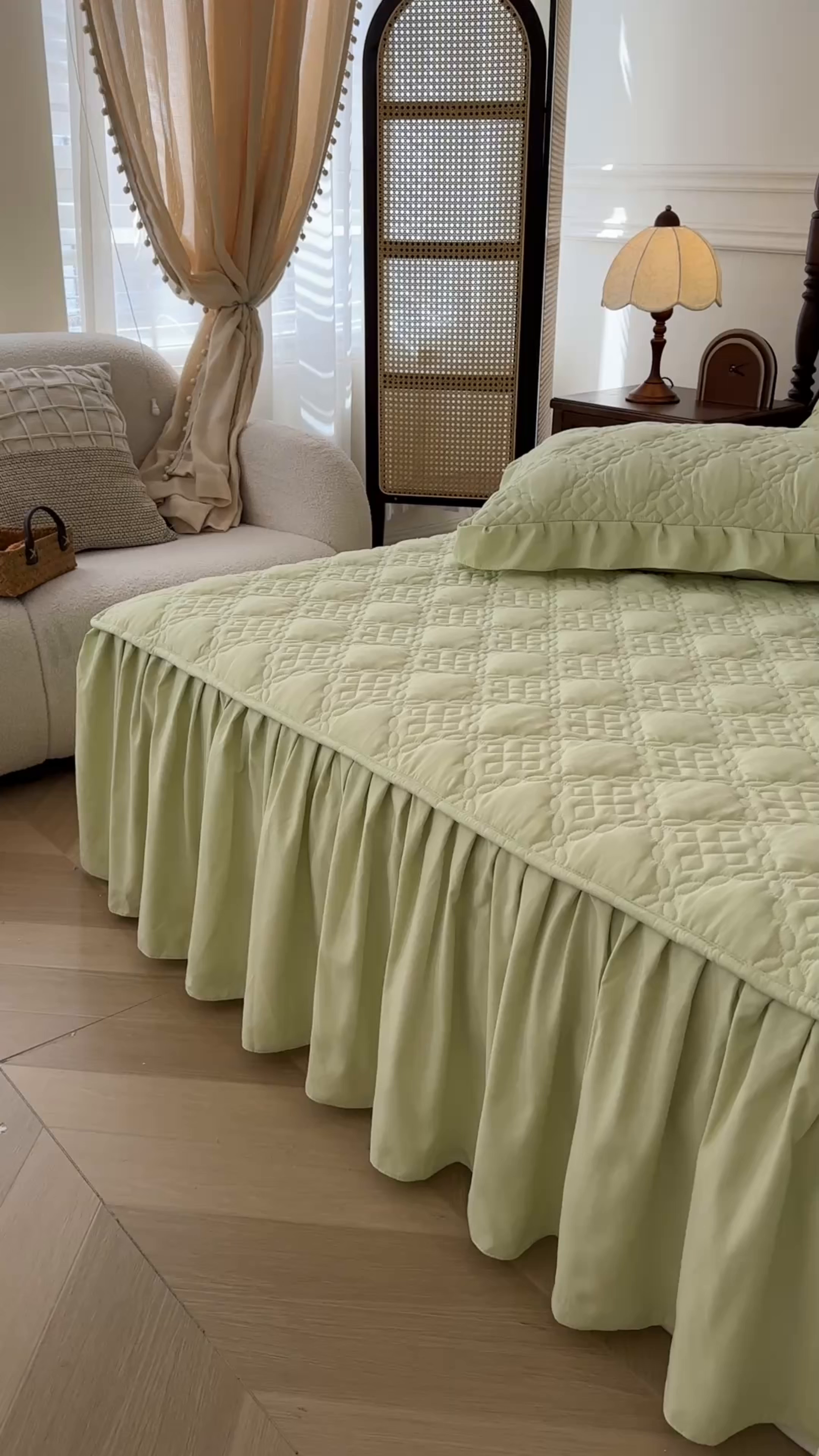 91家纺网 家纺一手货源 找家纺 （总）鼎丰家纺 2025新款纯色夹棉床裙-格影