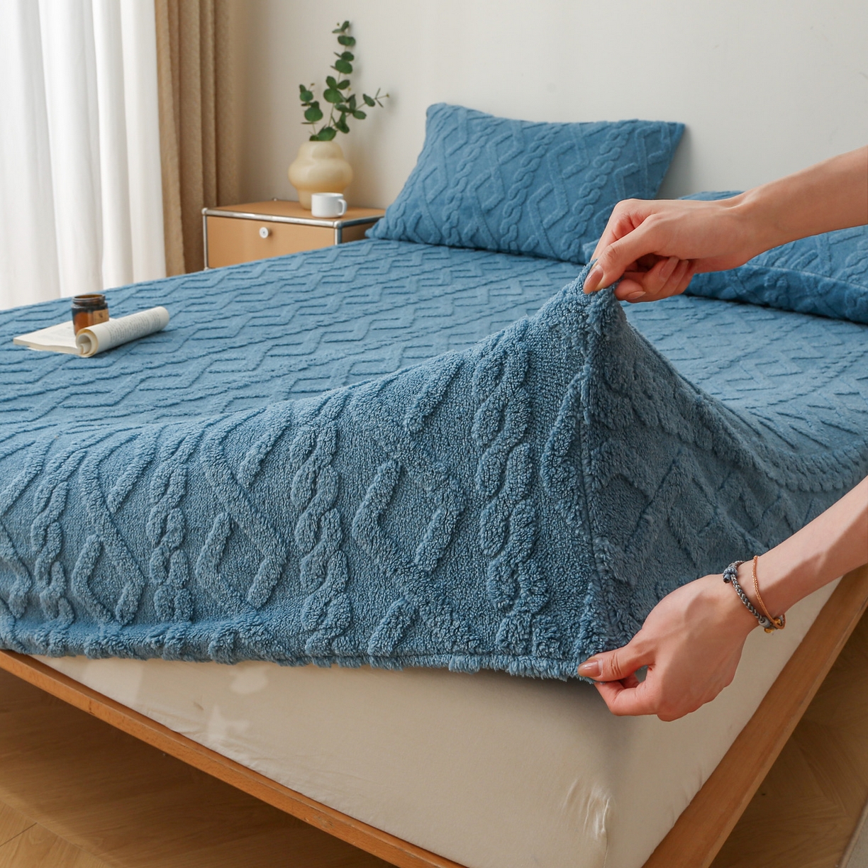 91家纺网 家纺一手货源 找家纺 亚龙工厂店 2025新款亲肤舒适塔肤绒床笠三件套 蓝色