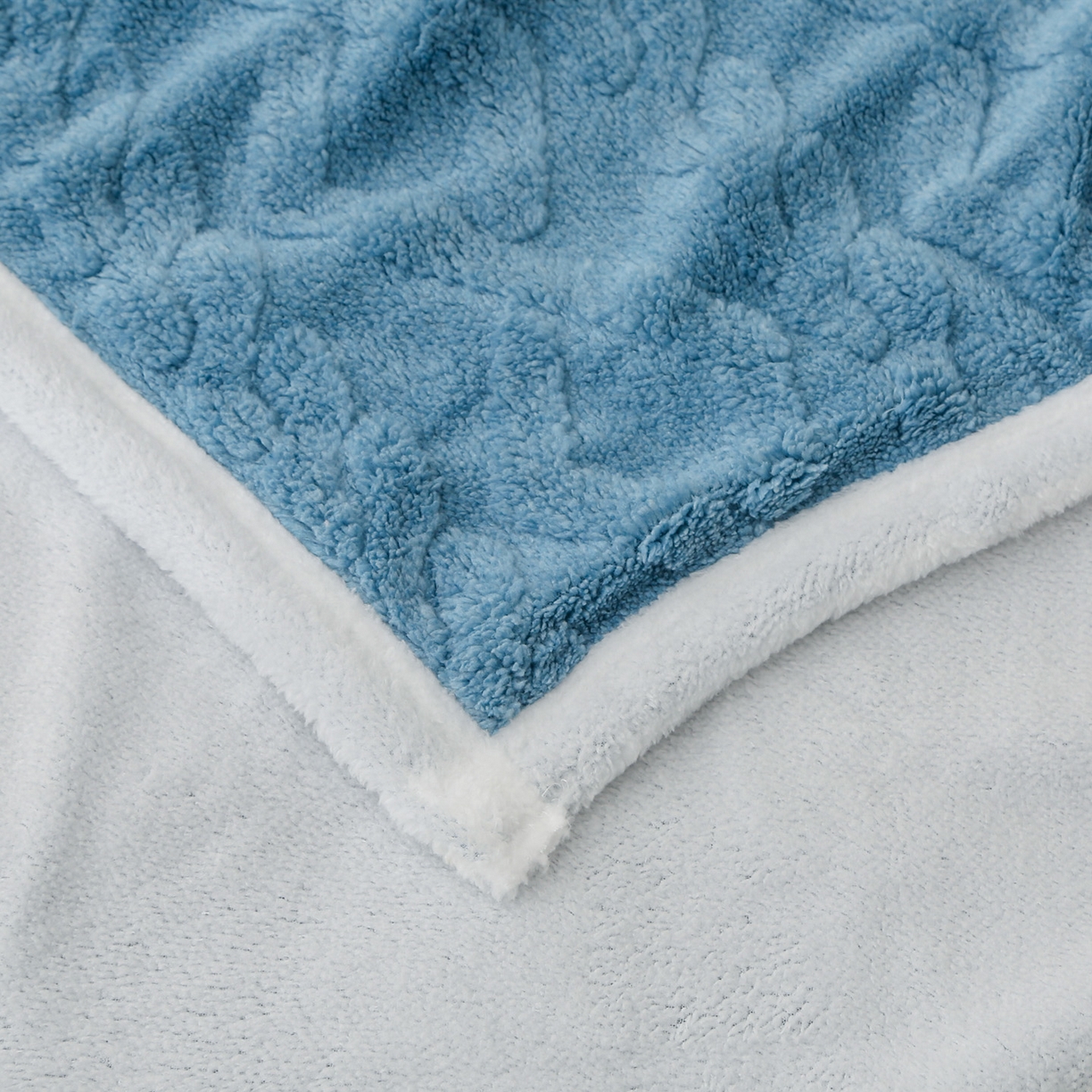 91家纺网 家纺一手货源 找家纺 亚龙工厂店 2025新款亲肤舒适塔肤绒毛毯盖毯毯子 蓝色