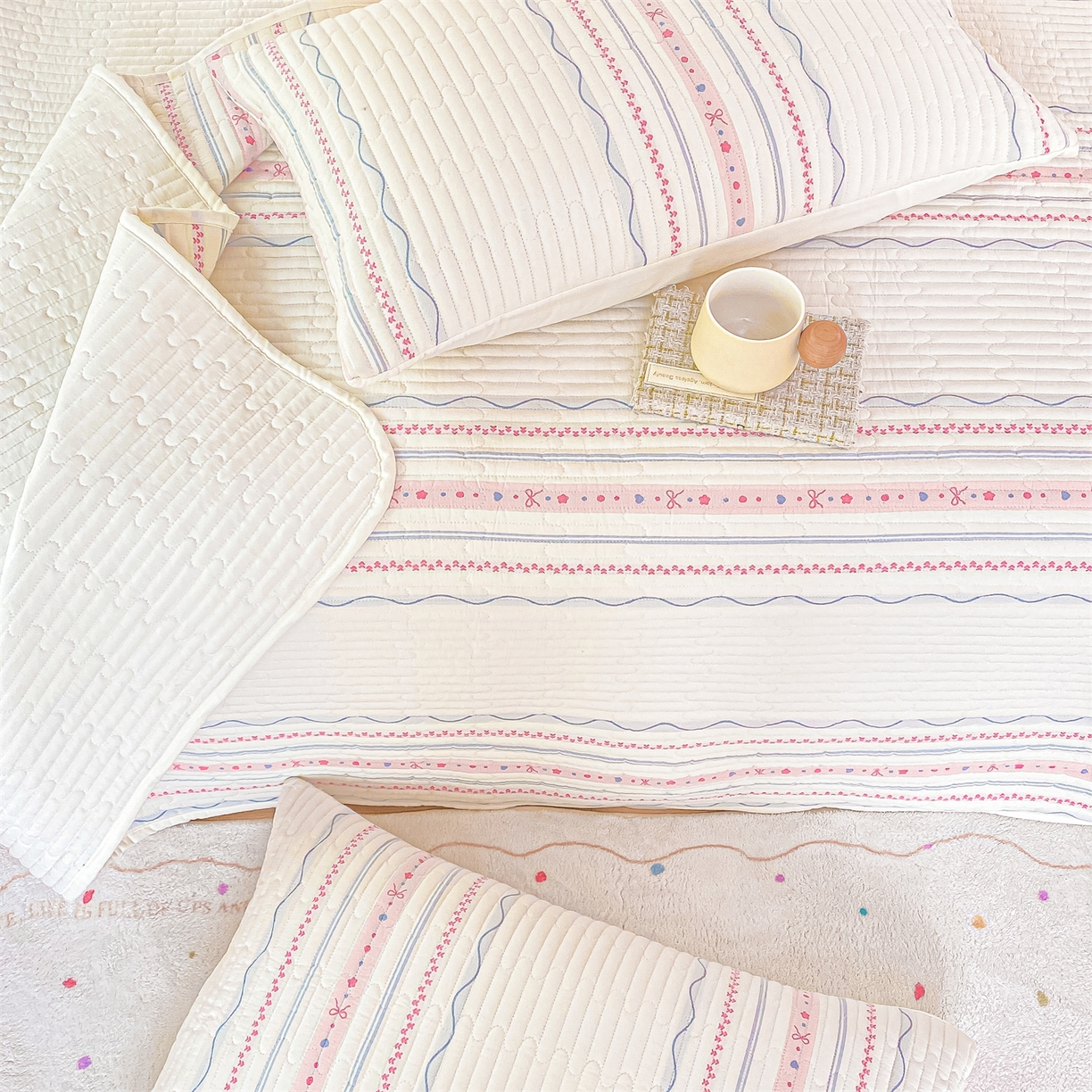 91家纺网 家纺一手货源 找家纺 灰鲸 2025新款全棉色织提花床盖系列 简爱-粉