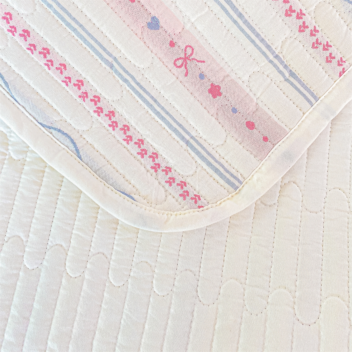 91家纺网 家纺一手货源 找家纺 灰鲸 2025新款全棉色织提花床盖系列 简爱-粉