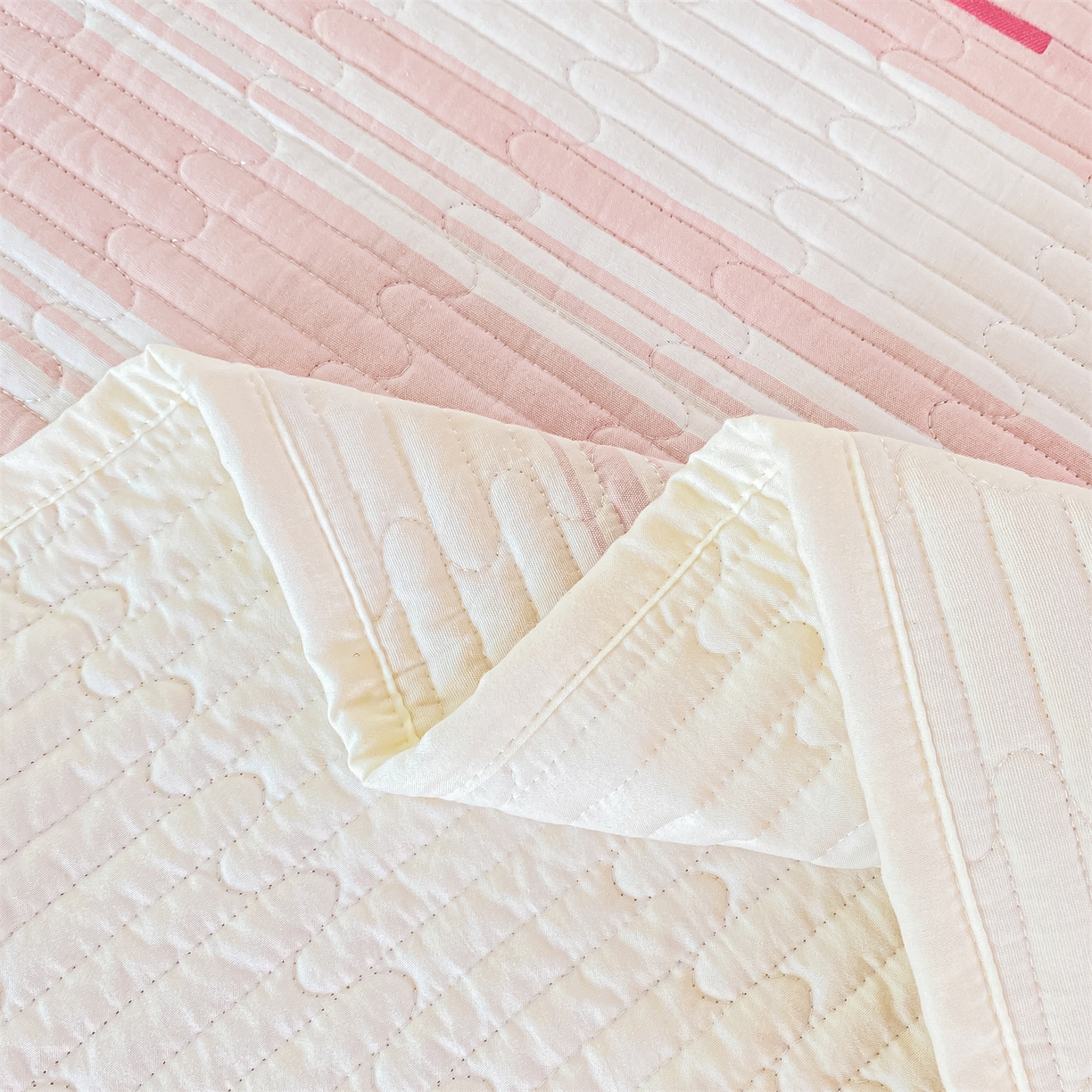 91家纺网 家纺一手货源 找家纺 灰鲸 2025新款全棉色织提花床盖系列 速写-粉