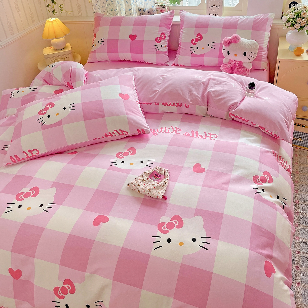 91家纺网 家纺一手货源 找家纺 朵希曼 2025新款全棉三丽鸥卡通印花系列四件套 告白凯蒂猫