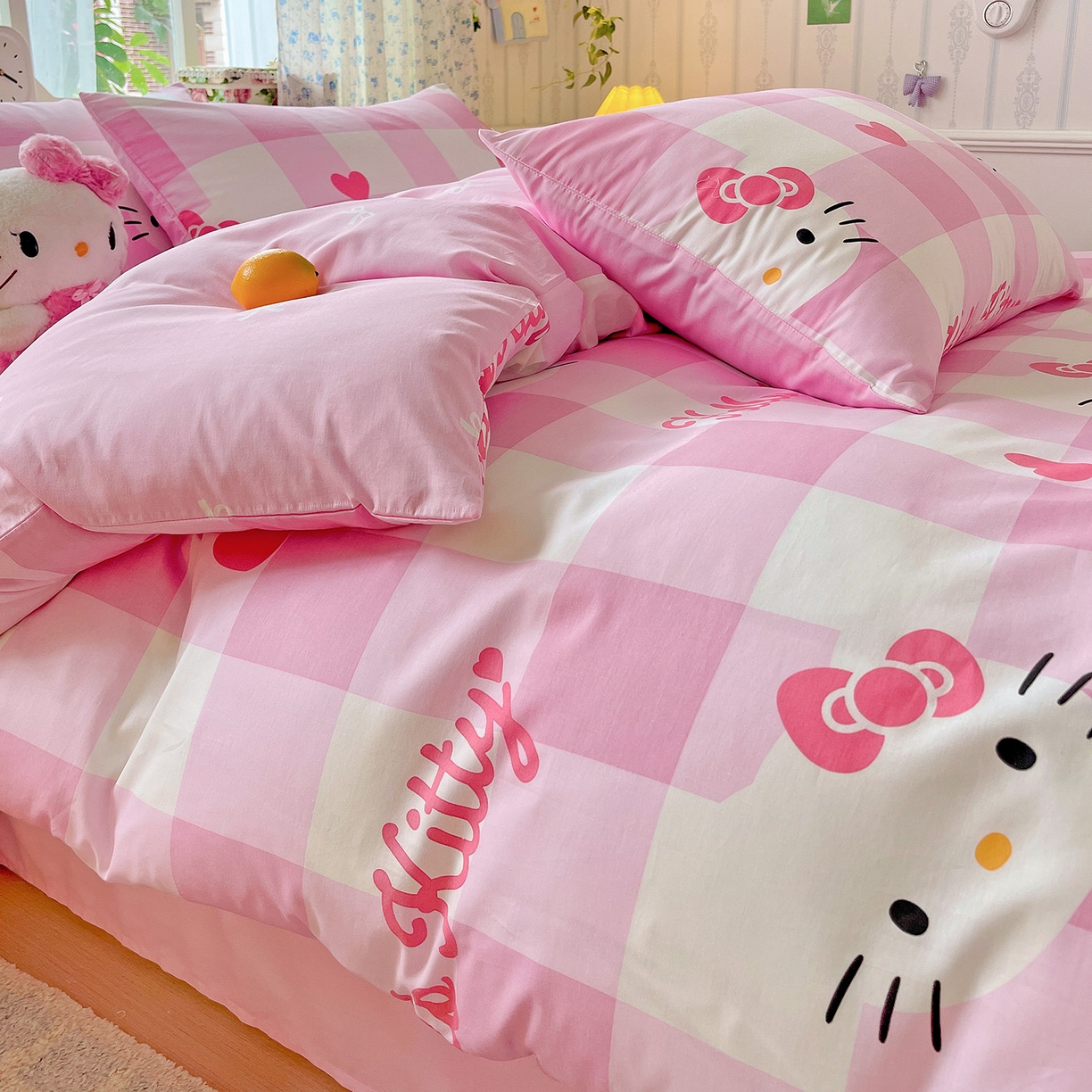 91家纺网 家纺一手货源 找家纺 朵希曼 2025新款全棉三丽鸥卡通印花系列四件套 告白凯蒂猫