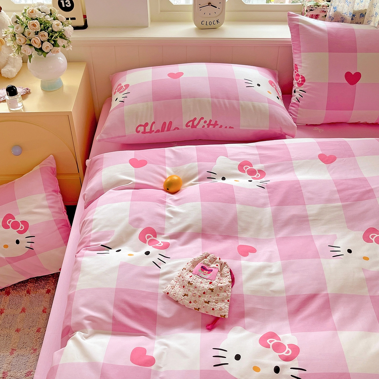 91家纺网 家纺一手货源 找家纺 朵希曼 2025新款全棉三丽鸥卡通印花系列四件套 告白凯蒂猫