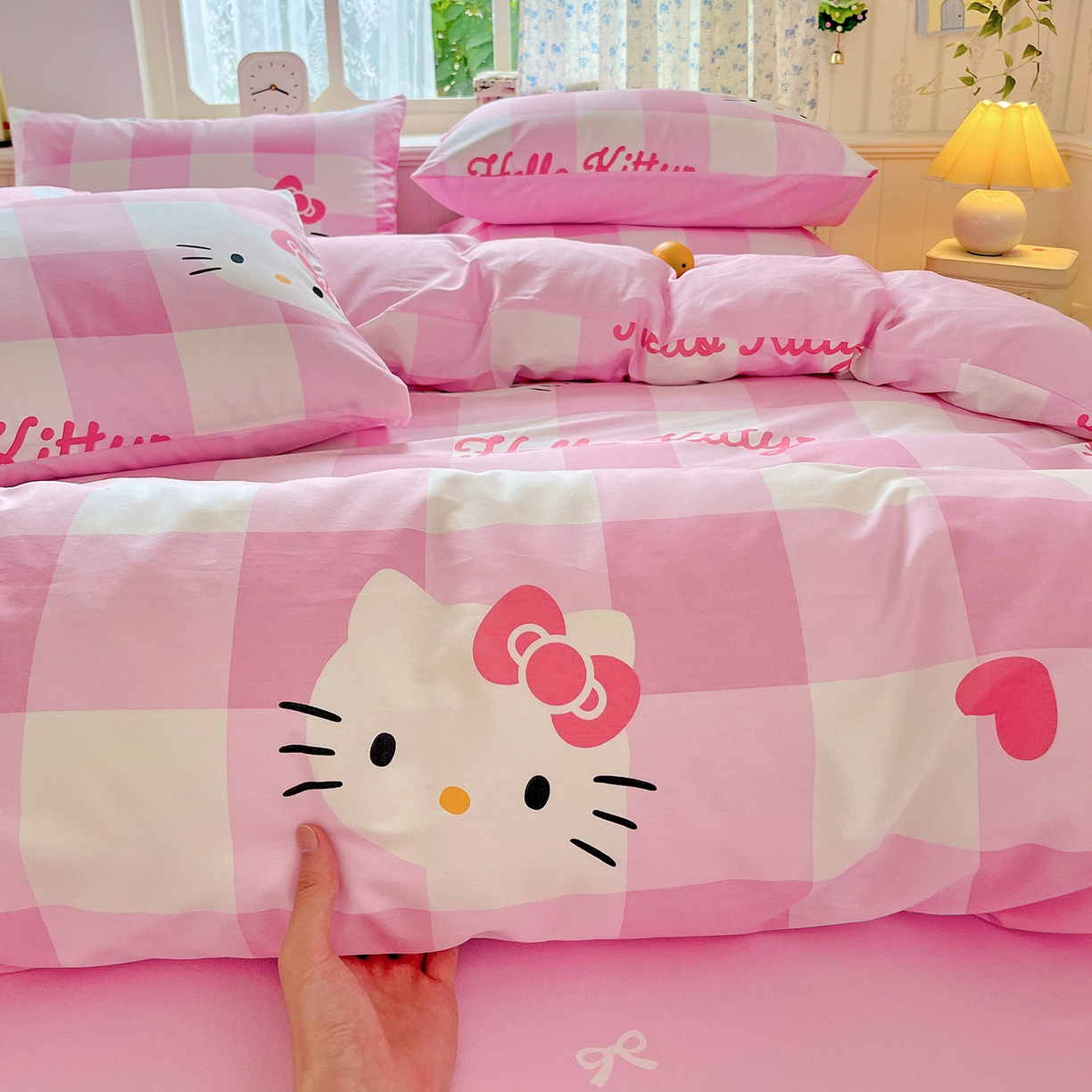 91家纺网 家纺一手货源 找家纺 朵希曼 2025新款全棉三丽鸥卡通印花系列四件套 告白凯蒂猫