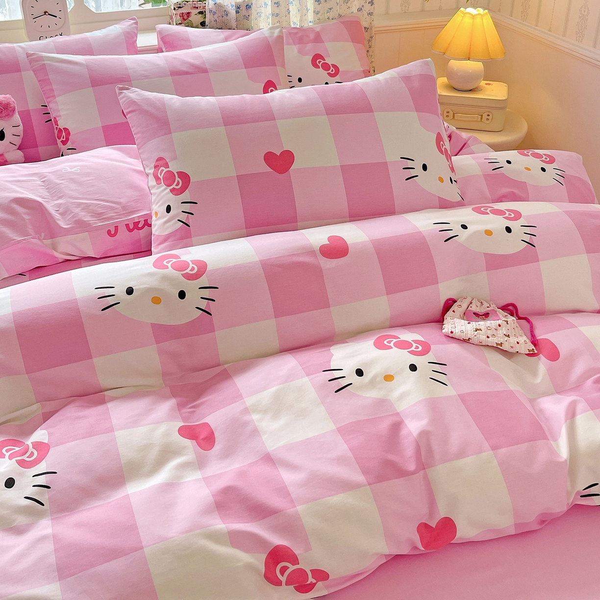 91家纺网 家纺一手货源 找家纺 朵希曼 2025新款全棉三丽鸥卡通印花系列四件套 告白凯蒂猫