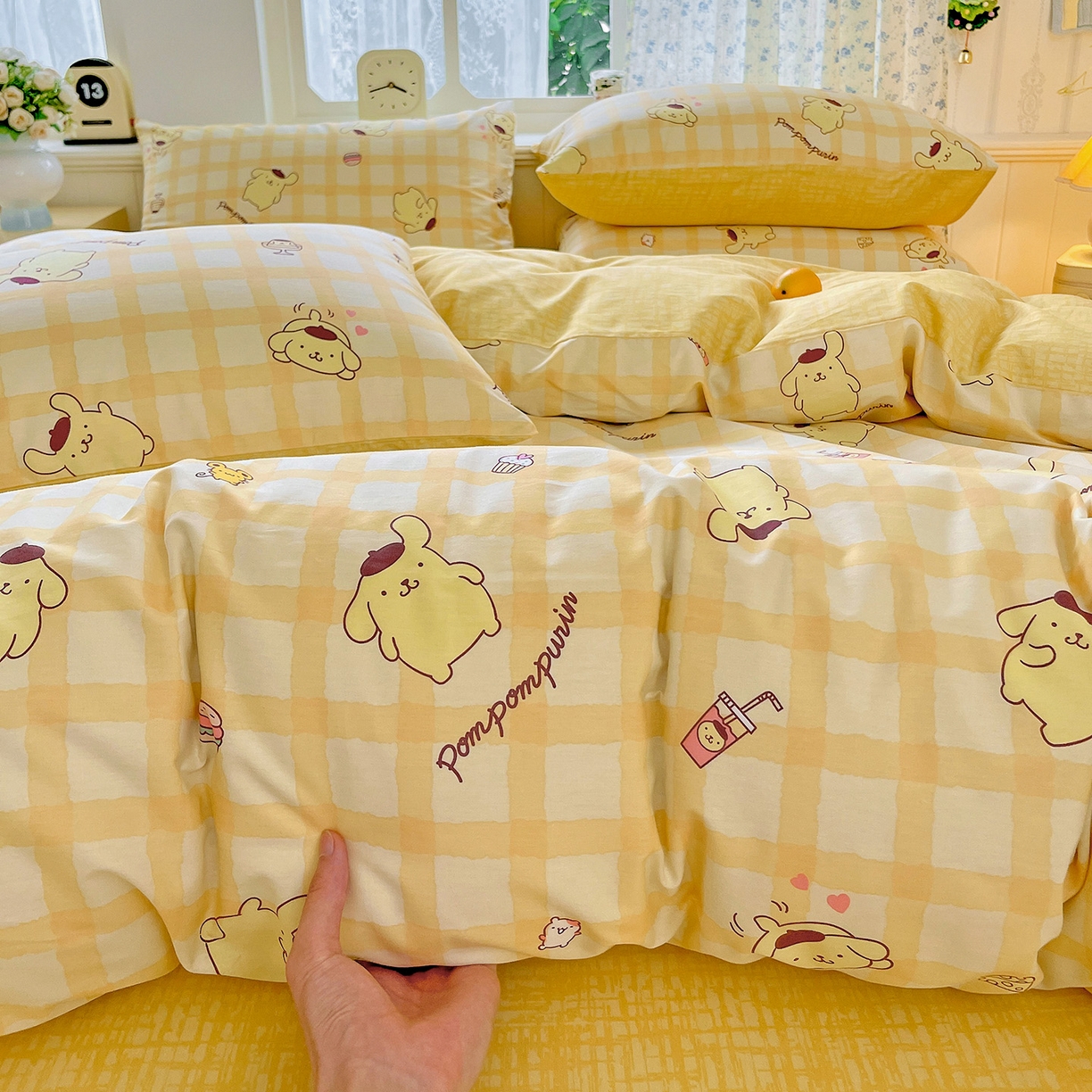 91家纺网 家纺一手货源 找家纺 朵希曼 2025新款全棉三丽鸥卡通印花系列四件套 焦糖布丁狗