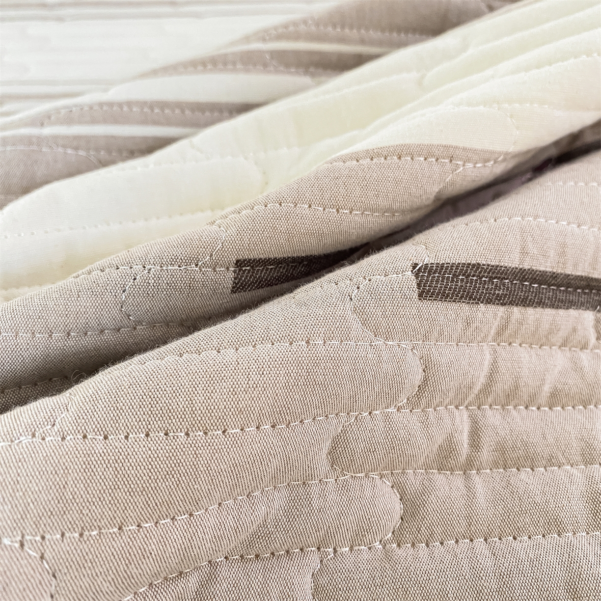 91家纺网 家纺一手货源 找家纺 灰鲸 2025新款全棉色织提花床盖系列 速写-咖