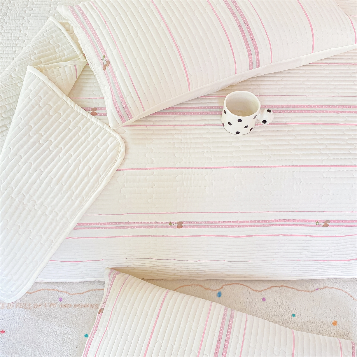 91家纺网 家纺一手货源 找家纺 灰鲸 2025新款全棉色织提花床盖系列 樱诺-粉