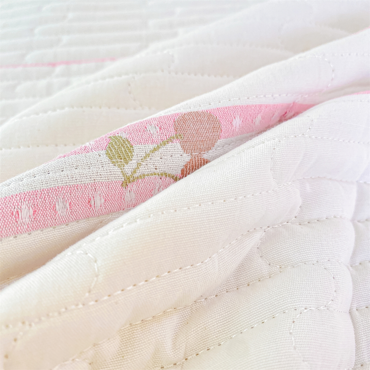 91家纺网 家纺一手货源 找家纺 灰鲸 2025新款全棉色织提花床盖系列 樱诺-粉