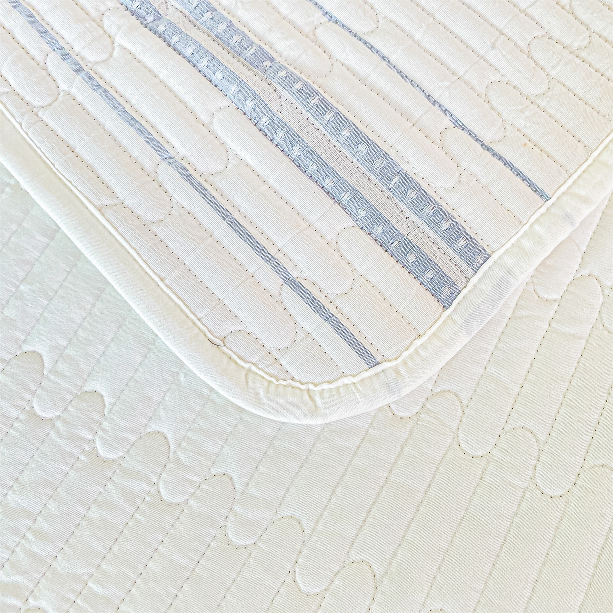 91家纺网 家纺一手货源 找家纺 灰鲸 2025新款全棉色织提花床盖系列 樱诺-蓝