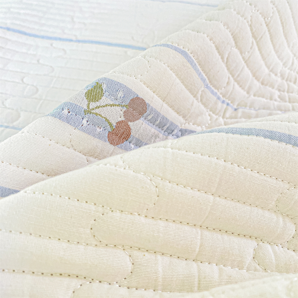 91家纺网 家纺一手货源 找家纺 灰鲸 2025新款全棉色织提花床盖系列 樱诺-蓝