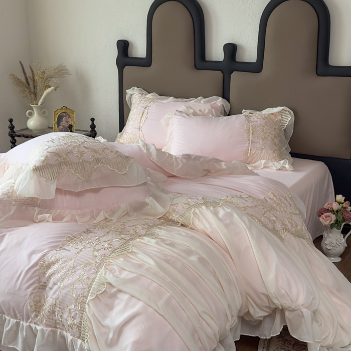 91家纺网 家纺一手货源 找家纺 鼎丰家纺 2025新款蕾丝刺绣雪纺花边四件套 香榭-浅粉