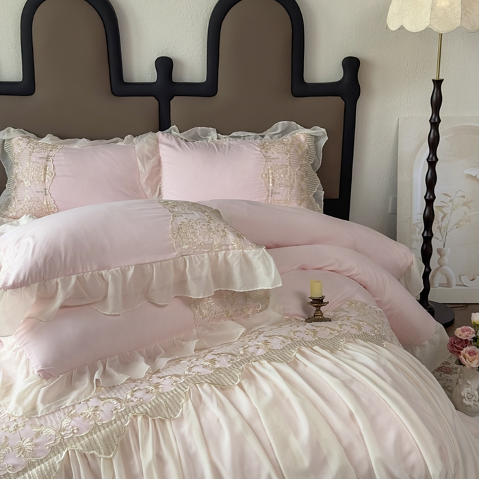 91家纺网 家纺一手货源 找家纺 鼎丰家纺 2025新款蕾丝刺绣雪纺花边四件套 香榭-浅粉