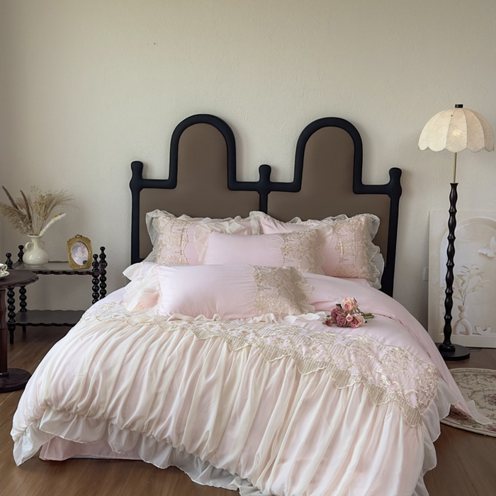 91家纺网 家纺一手货源 找家纺 鼎丰家纺 2025新款蕾丝刺绣雪纺花边四件套 香榭-浅粉