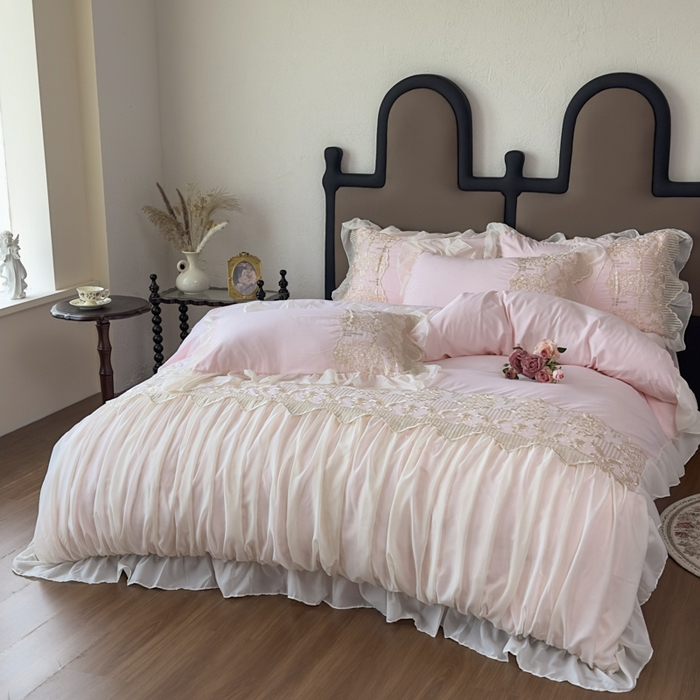 91家纺网 家纺一手货源 找家纺 鼎丰家纺 2025新款蕾丝刺绣雪纺花边四件套 香榭-浅粉