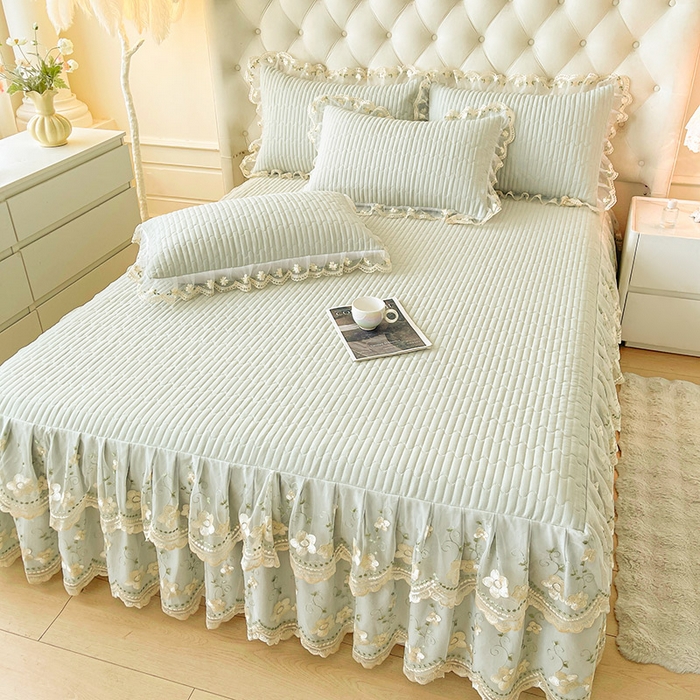 91家纺网 家纺一手货源 找家纺 鼎丰家纺 2025新款皱皱纱夹棉床裙三件套--晨曦系列 晨曦-嫩绿