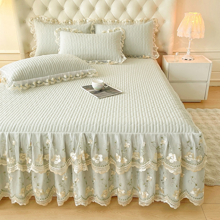 91家纺网 家纺一手货源 找家纺 鼎丰家纺 2025新款皱皱纱夹棉床裙三件套--晨曦系列 晨曦-嫩绿