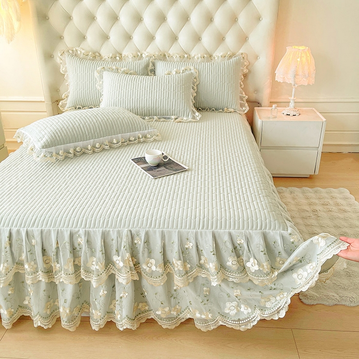 91家纺网 家纺一手货源 找家纺 鼎丰家纺 2025新款皱皱纱夹棉床裙三件套--晨曦系列 晨曦-嫩绿