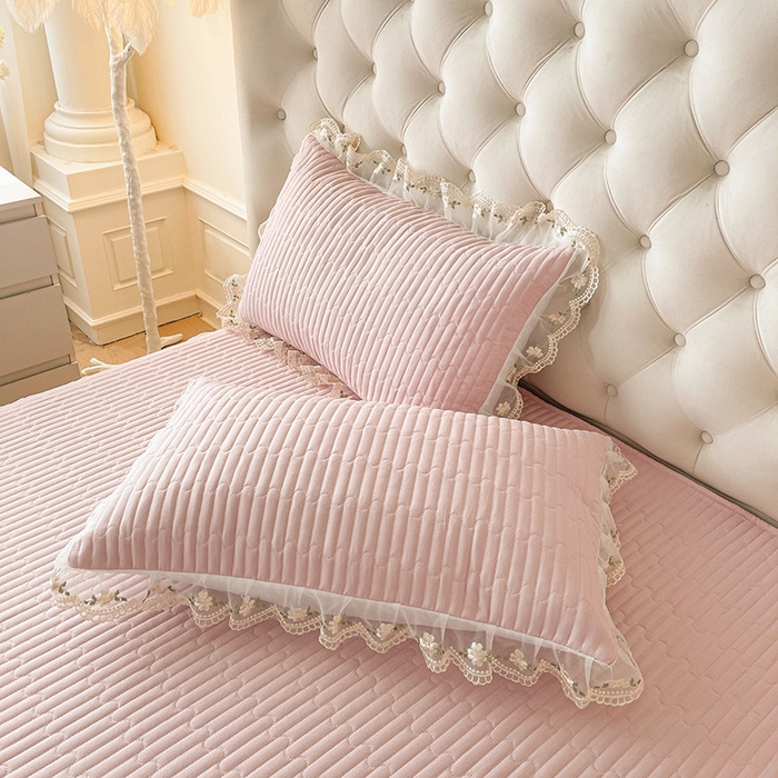 91家纺网 家纺一手货源 找家纺 鼎丰家纺 2025新款皱皱纱夹棉床裙三件套--晨曦系列 晨曦-樱花粉