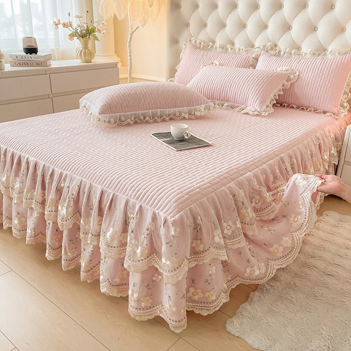 91家纺网 家纺一手货源 找家纺 鼎丰家纺 2025新款皱皱纱夹棉床裙三件套--晨曦系列 晨曦-樱花粉