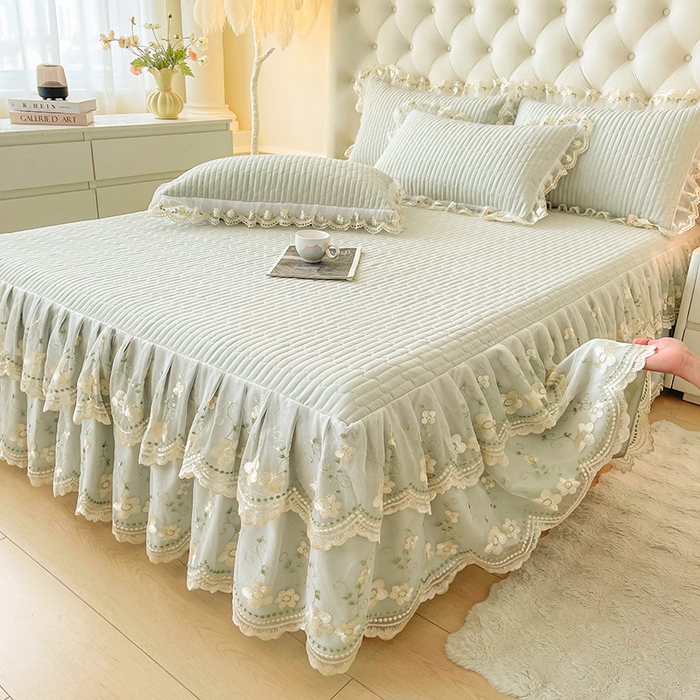 91家纺网 家纺一手货源 找家纺 鼎丰家纺 2025新款皱皱纱夹棉床裙三件套--晨曦系列 晨曦-嫩绿