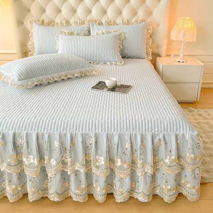 91家纺网 家纺一手货源 找家纺 鼎丰家纺 2025新款皱皱纱夹棉床裙三件套--晨曦系列 晨曦-清新蓝