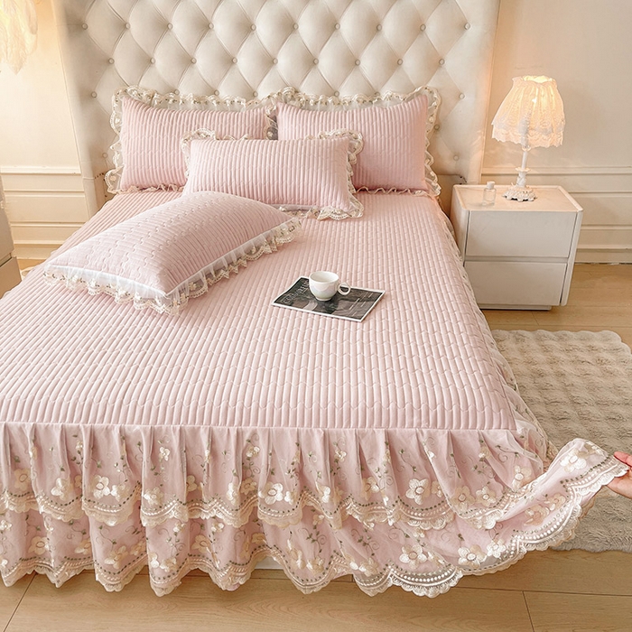 91家纺网 家纺一手货源 找家纺 鼎丰家纺 2025新款皱皱纱夹棉床裙三件套--晨曦系列 晨曦-樱花粉