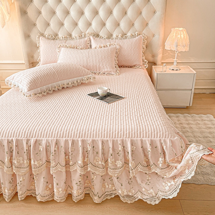 91家纺网 家纺一手货源 找家纺 鼎丰家纺 2025新款皱皱纱夹棉床裙三件套--晨曦系列 晨曦-玉色