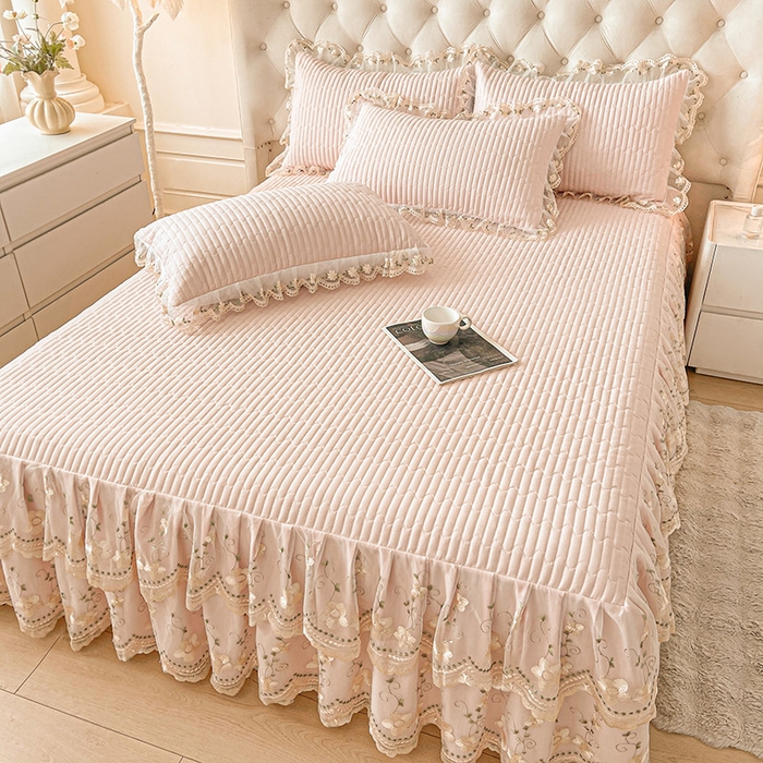 91家纺网 家纺一手货源 找家纺 鼎丰家纺 2025新款皱皱纱夹棉床裙三件套--晨曦系列 晨曦-玉色