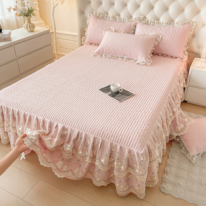 91家纺网 家纺一手货源 找家纺 鼎丰家纺 2025新款皱皱纱夹棉床裙三件套--晨曦系列 晨曦-樱花粉