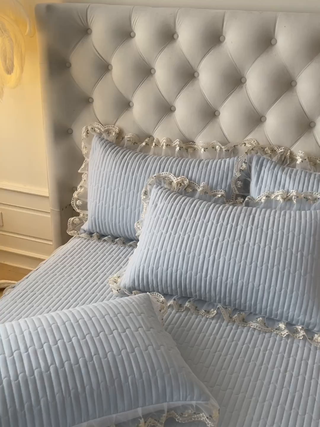 91家纺网 家纺一手货源 找家纺 鼎丰家纺 2025新款皱皱纱夹棉床裙三件套--晨曦系列 晨曦-清新蓝