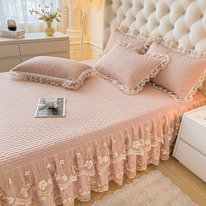 91家纺网 家纺一手货源 找家纺 鼎丰家纺 2025新款皱皱纱夹棉床裙三件套--晨曦系列 晨曦-豆沙