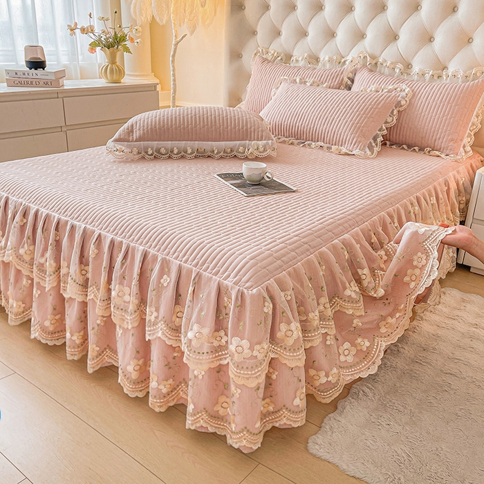 91家纺网 家纺一手货源 找家纺 鼎丰家纺 2025新款皱皱纱夹棉床裙三件套--晨曦系列 晨曦-豆沙